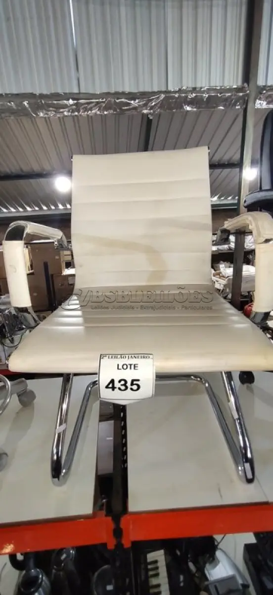 LOTE 435 - 01 CADEIRA DE ESCRITÓRIO EM COURO SINTÉTICO NA COR BRANCA COM BASE E BRAÇOS CROMADOS. (NO ESTADO) ATENÇÃO! FAZER A VISITAÇÃO ANTES DE ARREMATAR, NÃO SABEMOS SE FUNCIONA, LEILÃO NÃO TEM GARANTIA E NEM DEVOLUÇÃO, SUJEITO A POSSÍVEIS AVARIAS VISÍVEIS/OCULTAS E/OU AUSÊNCIA DE COMPONENTES.