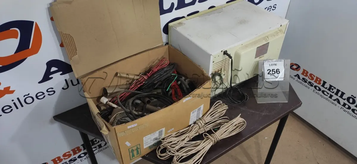 LOTE 256 - 01 MICRO-ONDAS MARCA PANASONIC E 01 CAIXA COM FIOS E MATERIAS ELÉTRICOS DIVERSOS. (NO ESTADO) ATENÇÃO! FAZER A VISITAÇÃO ANTES DE ARREMATAR, NÃO SABEMOS SE FUNCIONA. LEILÃO NÃO TEM GARANTIA E NEM DEVOLUÇÃO, SUJEITO A POSSÍVEIS AVARIAS VISÍVEIS/OCULTAS E/OU AUSÊNCIA DE COMPONENTES.