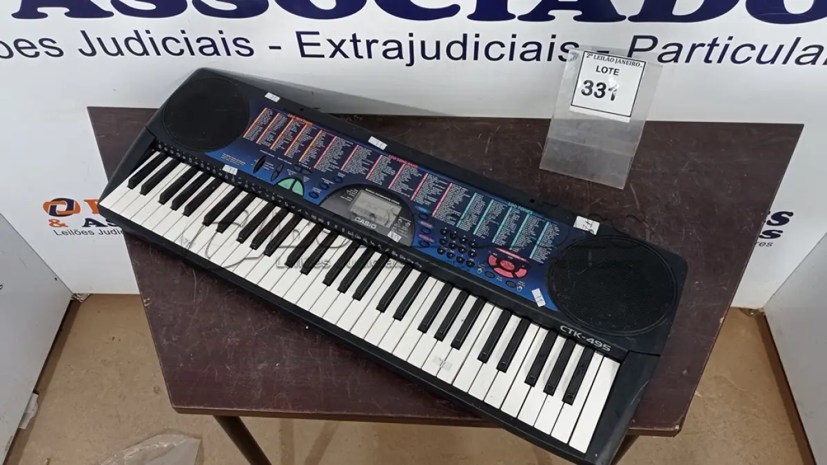LOTE 331 - 01 TECLADO MUSICAL MODELO SONG BANK CTK-495 MARCA CASIO. (NO ESTADO) ATENÇÃO! FAZER A VISITAÇÃO ANTES DE ARREMATAR, NÃO SABEMOS SE FUNCIONA. LEILÃO NÃO TEM GARANTIA E NEM DEVOLUÇÃO, SUJEITO A POSSÍVEIS AVARIAS VISÍVEIS/OCULTAS E/OU AUSÊNCIA DE COMPONENTES.