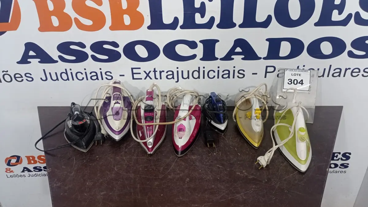 LOTE 304 - 07 FERROS DE PASSAR DE MARCAS E  MODELOS DIVERSOS. (NO ESTADO) ATENÇÃO! FAZER A VISITAÇÃO ANTES DE ARREMATAR, NÃO SABEMOS SE FUNCIONA. LEILÃO NÃO TEM GARANTIA E NEM DEVOLUÇÃO, SUJEITO A POSSÍVEIS AVARIAS VISÍVEIS/OCULTAS E/OU AUSÊNCIA DE COMPONENTES.
