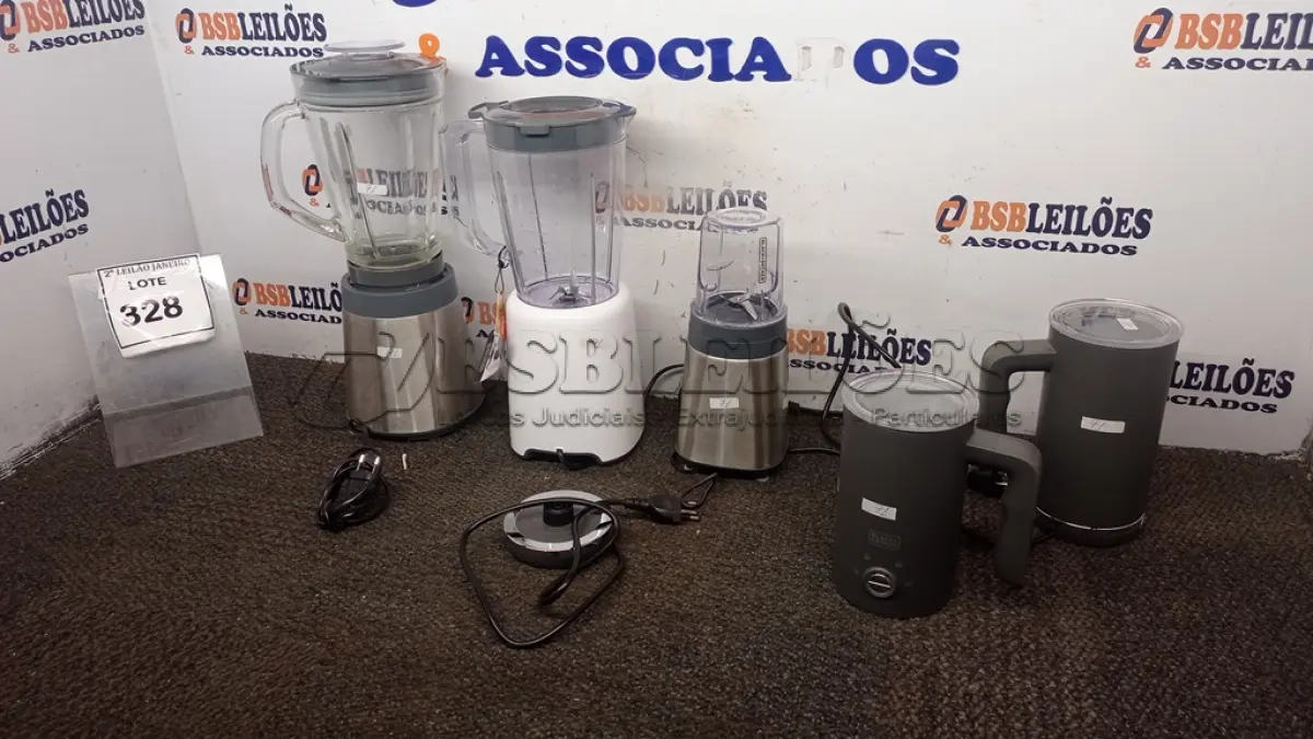 LOTE 328 - 02 ESPUMADORES DE LEITE MARCA BLACK DECKER, 01 LIQUIDIFICADOR PESSOAS FREESTYLE MARCA BLACK DECKER, 01 LIQUIDIFICADOR MARCA BLACK DECKER, 01 BASE DE LIQUIDIFICADOR, 01 MINIPROCESSADOR MARCA BLACK DECKER E 01 COPO DE LIQUIDIFICADOR MARCA BLACK DECKER. (NO ESTADO) ATENÇÃO! FAZER A VISITAÇÃO ANTES DE ARREMATAR, NÃO SABEMOS SE FUNCIONA. LEILÃO NÃO TEM GARANTIA E NEM DEVOLUÇÃO, SUJEITO A POSSÍVEIS AVARIAS VISÍVEIS/OCULTAS E/OU AUSÊNCIA DE COMPONENTES.