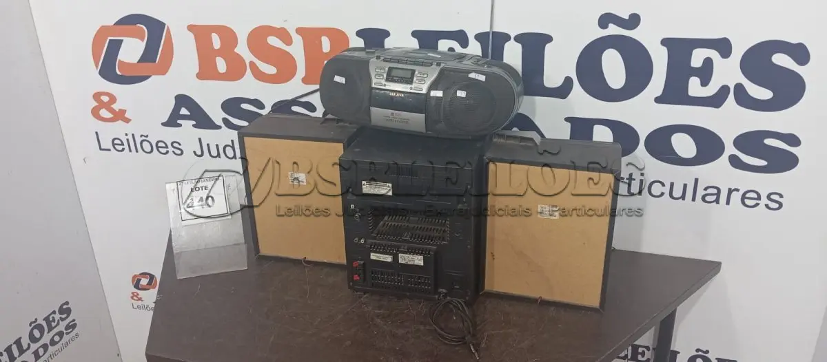 LOTE 440 - 01 MINI SYSTEM COM 02 CAIXAS MARCA PHILIPS E 01 MICRO SYSTEM MARCA AIWA. (NO ESTADO) ATENÇÃO! FAZER A VISITAÇÃO ANTES DE ARREMATAR, NÃO SABEMOS SE FUNCIONA, LEILÃO NÃO TEM GARANTIA E NEM DEVOLUÇÃO, SUJEITO A POSSÍVEIS AVARIAS VISÍVEIS/OCULTAS E/OU AUSÊNCIA DE COMPONENTES.