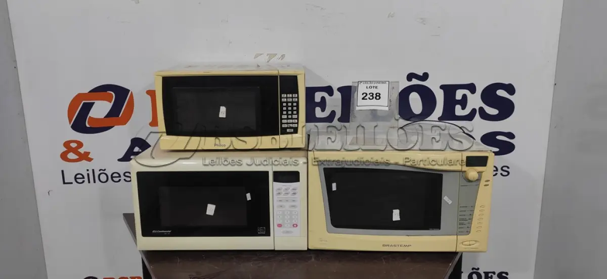 LOTE 238 - 03 MICRO-ONDAS DE MARCAS E MODELOS DIVERSOS. (NO ESTADO) ATENÇÃO! FAZER A VISITAÇÃO ANTES DE ARREMATAR, NÃO SABEMOS SE FUNCIONA, LEILÃO NÃO TEM GARANTIA E NEM DEVOLUÇÃO, SUJEITO A POSSÍVEIS AVARIAS VISÍVEIS/OCULTAS E/OU AUSÊNCIA DE COMPONENTES.