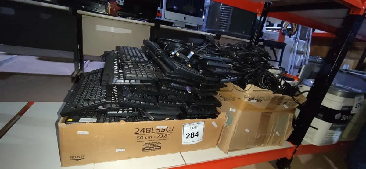 LOTE 284 - 01 LOTE COM GRANDE QUANTIDADE TECLADOS E CABOS DIVERSOS PARA PC. (NO ESTADO) ATENÇÃO! FAZER A VISITAÇÃO ANTES DE ARREMATAR, NÃO SABEMOS SE FUNCIONA. LEILÃO NÃO TEM GARANTIA E NEM DEVOLUÇÃO, SUJEITO A POSSÍVEIS AVARIAS VISÍVEIS/OCULTAS E/OU AUSÊNCIA DE COMPONENTES.