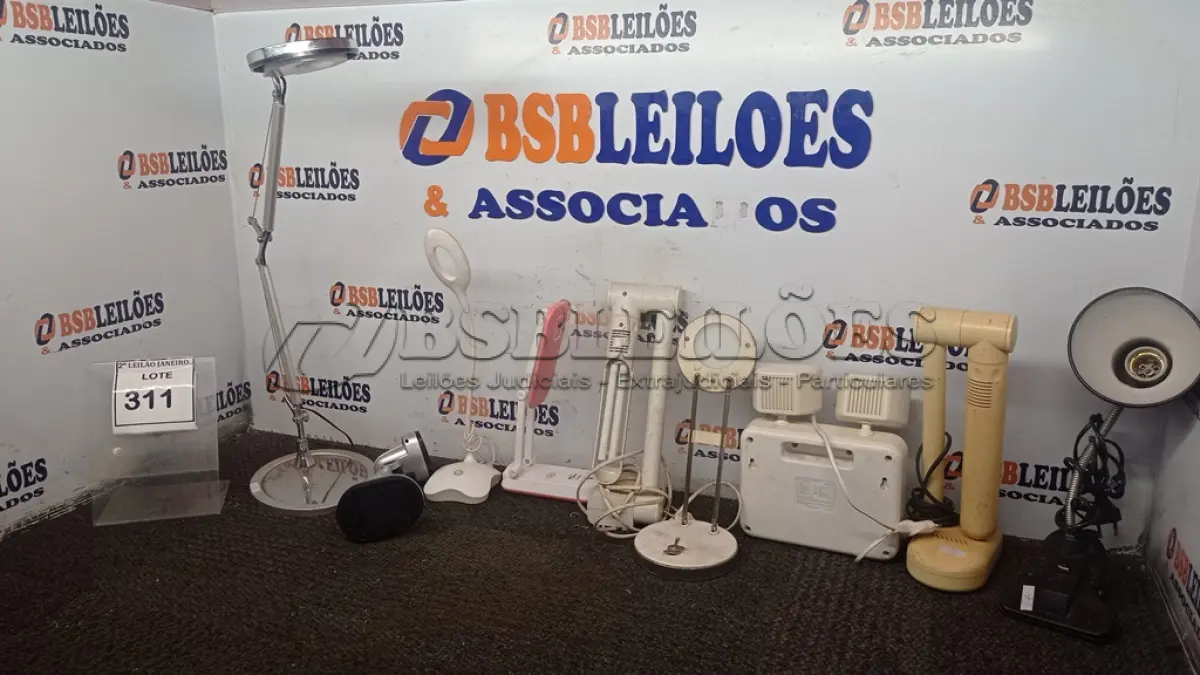 LOTE 311 - 08 LUMINÁRIAS DE MESA DE MARCAS E  MODELOS DIVERSOS. (NO ESTADO) ATENÇÃO! FAZER A VISITAÇÃO ANTES DE ARREMATAR, NÃO SABEMOS SE FUNCIONA. LEILÃO NÃO TEM GARANTIA E NEM DEVOLUÇÃO, SUJEITO A POSSÍVEIS AVARIAS VISÍVEIS/OCULTAS E/OU AUSÊNCIA DE COMPONENTES.