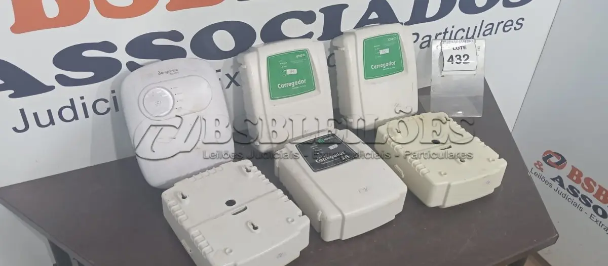 LOTE 432 - 01 CENTRAL ELÉTRICA E 05 CARREGADORES ELETRÔNICOS MARCAS E MODELOS DIVERSOS. (NO ESTADO) ATENÇÃO! FAZER A VISITAÇÃO ANTES DE ARREMATAR, NÃO SABEMOS SE FUNCIONA. LEILÃO NÃO TEM GARANTIA E NEM DEVOLUÇÃO, SUJEITO A POSSÍVEIS AVARIAS VISÍVEIS/OCULTAS E/OU AUSÊNCIA DE COMPONENTES.