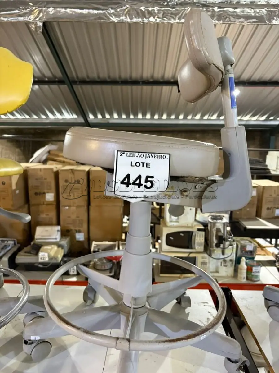 LOTE 445 - 01 CADEIRA MOCHO GIRATÓRIA. (NO ESTADO) ATENÇÃO! FAZER A VISITAÇÃO ANTES DE ARREMATAR, NÃO SABEMOS SE FUNCIONA, LEILÃO NÃO TEM GARANTIA E NEM DEVOLUÇÃO, SUJEITO A POSSÍVEIS AVARIAS VISÍVEIS/OCULTAS E/OU AUSÊNCIA DE COMPONENTES.