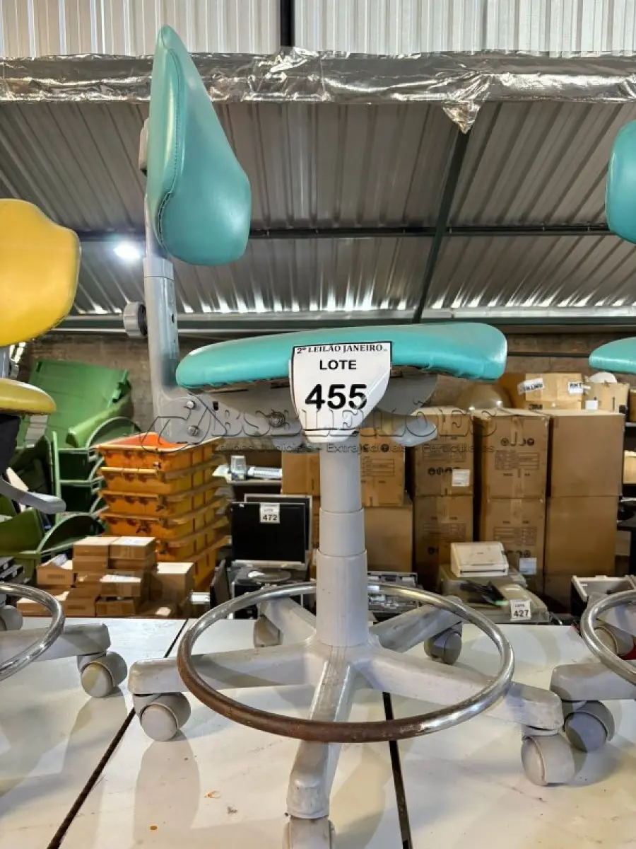 LOTE 455 - 01 CADEIRA MOCHO GIRATÓRIA. (NO ESTADO) ATENÇÃO! FAZER A VISITAÇÃO ANTES DE ARREMATAR, NÃO SABEMOS SE FUNCIONA, LEILÃO NÃO TEM GARANTIA E NEM DEVOLUÇÃO, SUJEITO A POSSÍVEIS AVARIAS VISÍVEIS/OCULTAS E/OU AUSÊNCIA DE COMPONENTES.