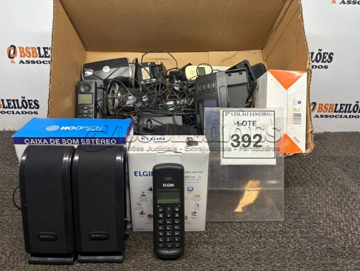 LOTE 392 - 01 LOTE COM VÁRIOS APARELHOS TELEFÔNICOS E CAIXINHAS PARA PC DE MARCAS E MODELOS DIVERSOS. (NO ESTADO) ATENÇÃO! FAZER A VISITAÇÃO ANTES DE ARREMATAR, NÃO SABEMOS SE FUNCIONA. LEILÃO NÃO TEM GARANTIA E NEM DEVOLUÇÃO, SUJEITO A POSSÍVEIS AVARIAS VISÍVEIS/OCULTAS E/OU AUSÊNCIA DE COMPONENTES.