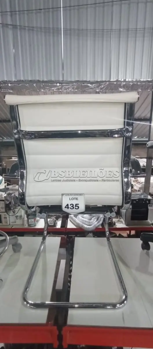 LOTE 435 - 01 CADEIRA DE ESCRITÓRIO EM COURO SINTÉTICO NA COR BRANCA COM BASE E BRAÇOS CROMADOS. (NO ESTADO) ATENÇÃO! FAZER A VISITAÇÃO ANTES DE ARREMATAR, NÃO SABEMOS SE FUNCIONA, LEILÃO NÃO TEM GARANTIA E NEM DEVOLUÇÃO, SUJEITO A POSSÍVEIS AVARIAS VISÍVEIS/OCULTAS E/OU AUSÊNCIA DE COMPONENTES.