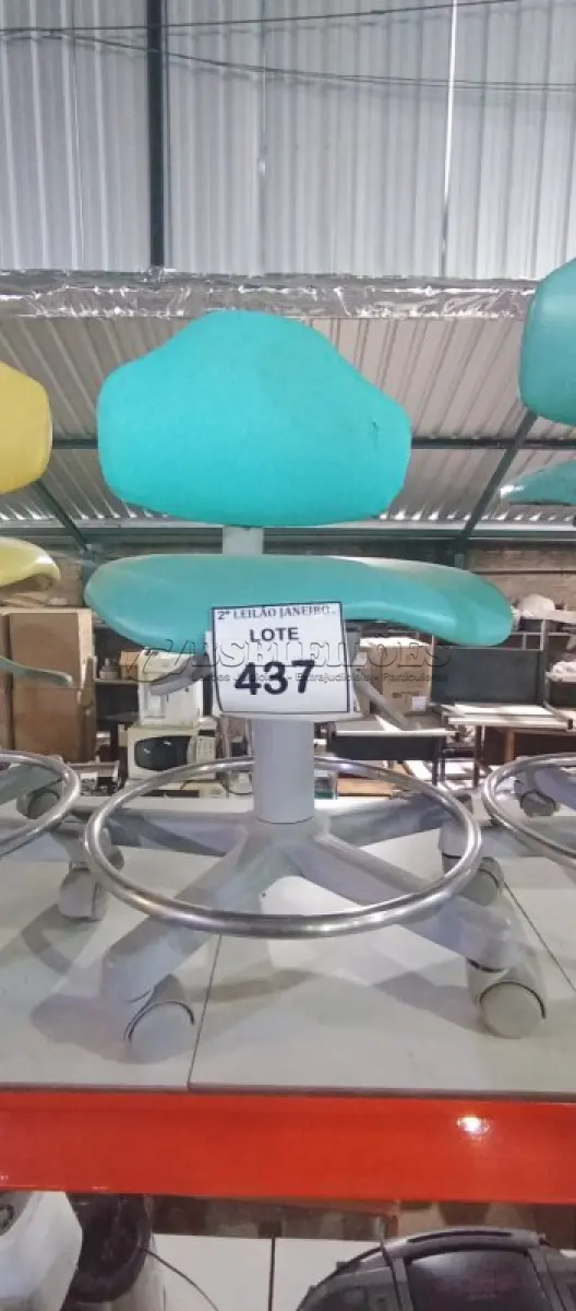 LOTE 437 - 01 CADEIRA MOCHO GIRATÓRIA. (NO ESTADO) ATENÇÃO! FAZER A VISITAÇÃO ANTES DE ARREMATAR, NÃO SABEMOS SE FUNCIONA, LEILÃO NÃO TEM GARANTIA E NEM DEVOLUÇÃO, SUJEITO A POSSÍVEIS AVARIAS VISÍVEIS/OCULTAS E/OU AUSÊNCIA DE COMPONENTES.