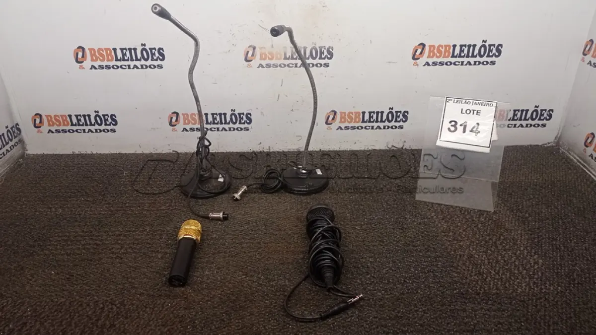 LOTE 314 - 04 MICROFONES DE MARCAS E MODELOS DIVERSOS. (NO ESTADO) ATENÇÃO! FAZER A VISITAÇÃO ANTES DE ARREMATAR, NÃO SABEMOS SE FUNCIONA. LEILÃO NÃO TEM GARANTIA E NEM DEVOLUÇÃO, SUJEITO A POSSÍVEIS AVARIAS VISÍVEIS/OCULTAS E/OU AUSÊNCIA DE COMPONENTES.