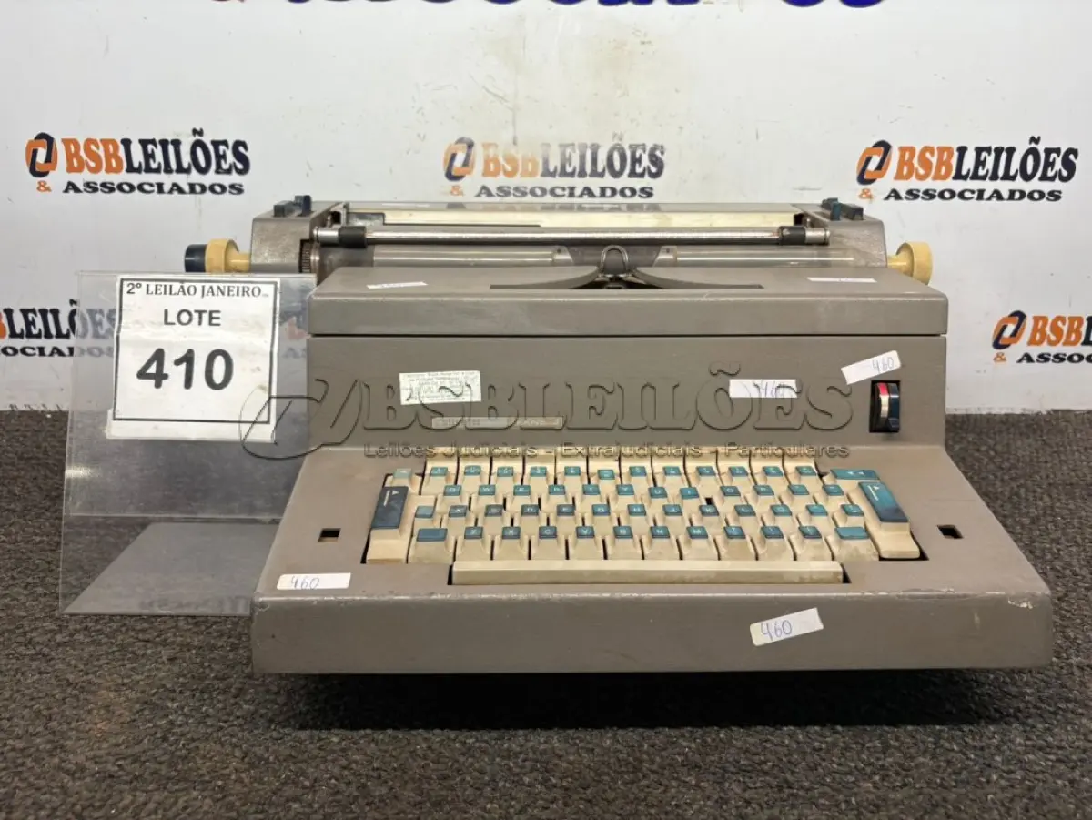 LOTE 410 - 01 MÁQUINA DE ESCREVER ANTIGA MODELO TEKNE 3 MARCA OLIVETTI. (NO ESTADO) ATENÇÃO! FAZER A VISITAÇÃO ANTES DE ARREMATAR, NÃO SABEMOS SE FUNCIONA. LEILÃO NÃO TEM GARANTIA E NEM DEVOLUÇÃO, SUJEITO A POSSÍVEIS AVARIAS VISÍVEIS/OCULTAS E/OU AUSÊNCIA DE COMPONENTES.
