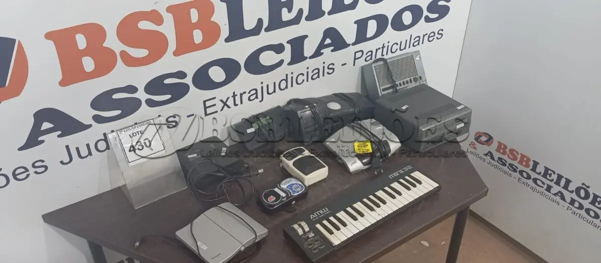 LOTE 430 - 01 MINI TECLADO MUSICAL E VÁRIOS RÁDIOS RELÓGIOS DE MARCAS E MODELOS DIVERSOS. (NO ESTADO) ATENÇÃO! FAZER A VISITAÇÃO ANTES DE ARREMATAR, NÃO SABEMOS SE FUNCIONA, LEILÃO NÃO TEM GARANTIA E NEM DEVOLUÇÃO, SUJEITO A POSSÍVEIS AVARIAS VISÍVEIS/OCULTAS E/OU AUSÊNCIA DE COMPONENTES.