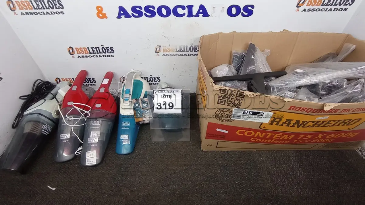 LOTE 319 - 04 ASPIRADORES DE MÃO E VÁRIOS PÉS PARA TV. (NO ESTADO) ATENÇÃO! FAZER A VISITAÇÃO ANTES DE ARREMATAR, NÃO SABEMOS SE FUNCIONA. LEILÃO NÃO TEM GARANTIA E NEM DEVOLUÇÃO, SUJEITO A POSSÍVEIS AVARIAS VISÍVEIS/OCULTAS E/OU AUSÊNCIA DE COMPONENTES.