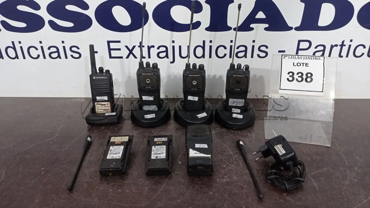 LOTE 338 - 06 RÁDIOS COMUNICADORES COM 04 BASES DE CARREGADOR MARCA MOTOROLA. (NO ESTADO) ATENÇÃO! FAZER A VISITAÇÃO ANTES DE ARREMATAR, NÃO SABEMOS SE FUNCIONA. LEILÃO NÃO TEM GARANTIA E NEM DEVOLUÇÃO, SUJEITO A POSSÍVEIS AVARIAS VISÍVEIS/OCULTAS E/OU AUSÊNCIA DE COMPONENTES.