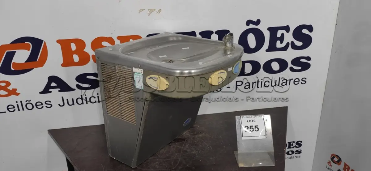 LOTE 255 - 01 BEBEDOURO DE PAREDE EM INOX MARA IBBL. (NO ESTADO) ATENÇÃO! FAZER A VISITAÇÃO ANTES DE ARREMATAR, NÃO SABEMOS SE FUNCIONA. LEILÃO NÃO TEM GARANTIA E NEM DEVOLUÇÃO, SUJEITO A POSSÍVEIS AVARIAS VISÍVEIS/OCULTAS E/OU AUSÊNCIA DE COMPONENTES.