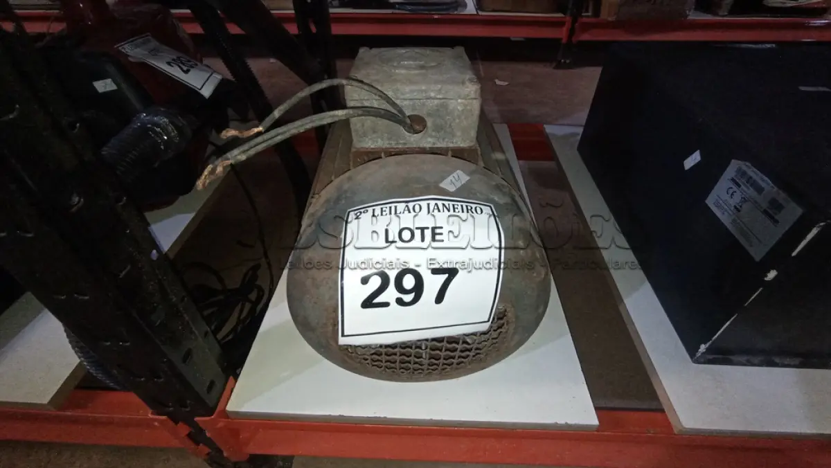 LOTE 297 - 01 MOTOR ELÉTRICO INDUSTRIAL. (NO ESTADO) ATENÇÃO! FAZER A VISITAÇÃO ANTES DE ARREMATAR, NÃO SABEMOS SE FUNCIONA, LEILÃO NÃO TEM GARANTIA E NEM DEVOLUÇÃO, SUJEITO A POSSÍVEIS AVARIAS VISÍVEIS/OCULTAS E/OU AUSÊNCIA DE COMPONENTES.