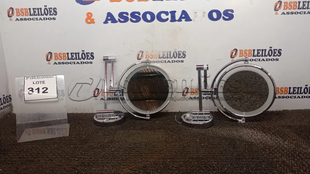 LOTE 312 - 02 ESPELHOS DE AUMENTO CROMADO COM LUZ LED. (NO ESTADO) ATENÇÃO! FAZER A VISITAÇÃO ANTES DE ARREMATAR, NÃO SABEMOS SE FUNCIONA. LEILÃO NÃO TEM GARANTIA E NEM DEVOLUÇÃO, SUJEITO A POSSÍVEIS AVARIAS VISÍVEIS/OCULTAS E/OU AUSÊNCIA DE COMPONENTES.