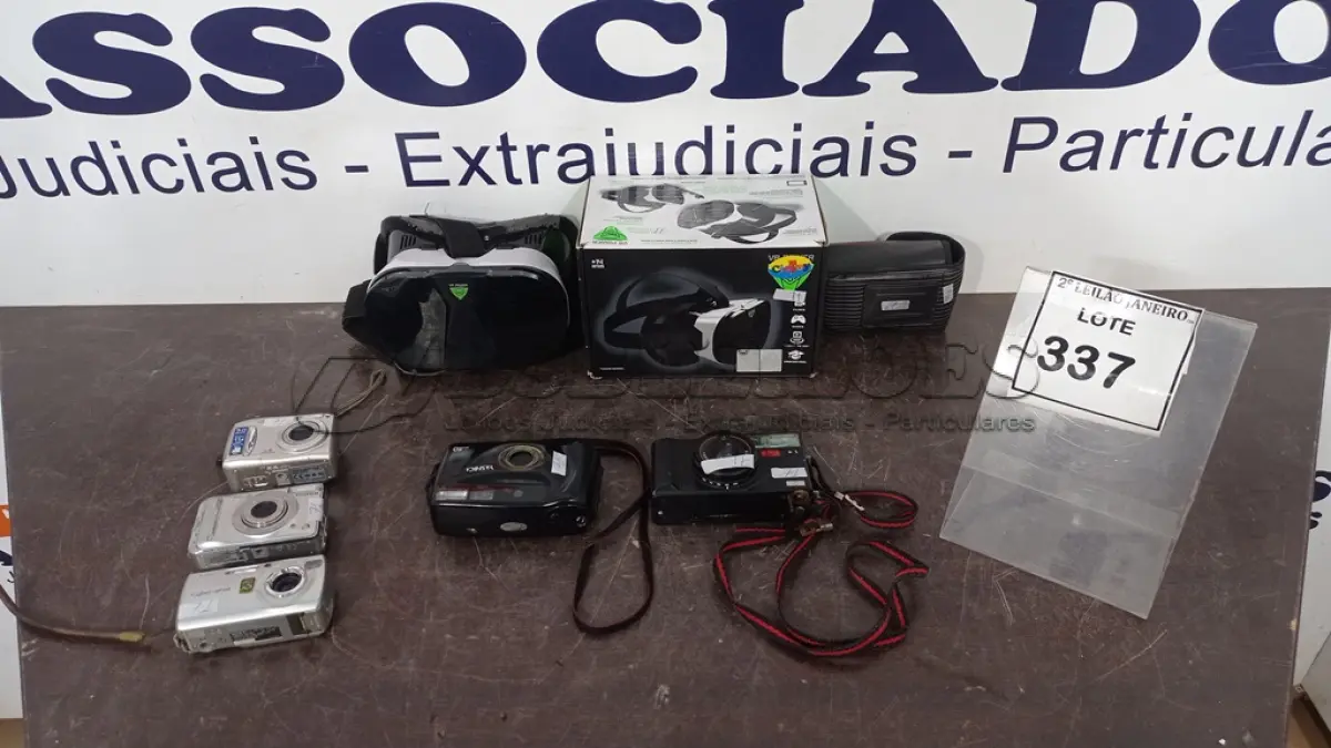 LOTE 337 - 01 ÓCULOS VR PARA SMARTPHONE E 05 CÂMERAS FOTOGRÁFICAS DE MARCAS E MODELOS DIVERSOS. (NO ESTADO) ATENÇÃO! FAZER A VISITAÇÃO ANTES DE ARREMATAR, NÃO SABEMOS SE FUNCIONA. LEILÃO NÃO TEM GARANTIA E NEM DEVOLUÇÃO, SUJEITO A POSSÍVEIS AVARIAS VISÍVEIS/OCULTAS E/OU AUSÊNCIA DE COMPONENTES.