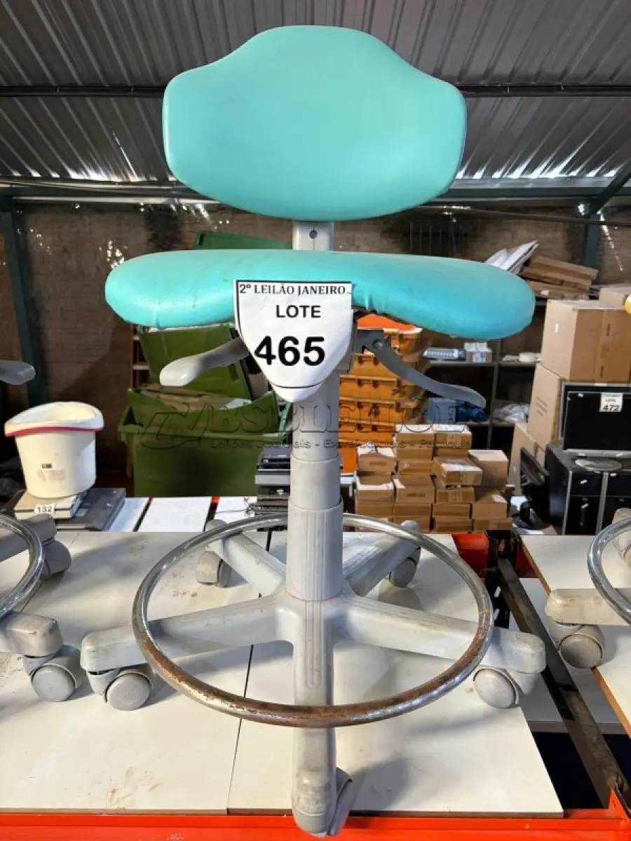 LOTE 465 - 01 CADEIRA MOCHO GIRATÓRIA. (NO ESTADO) ATENÇÃO! FAZER A VISITAÇÃO ANTES DE ARREMATAR, NÃO SABEMOS SE FUNCIONA, LEILÃO NÃO TEM GARANTIA E NEM DEVOLUÇÃO, SUJEITO A POSSÍVEIS AVARIAS VISÍVEIS/OCULTAS E/OU AUSÊNCIA DE COMPONENTES.