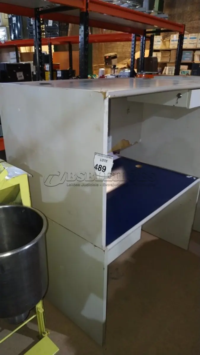 LOTE 489 - 02 MESAS DE ESCRITÓRIO COM 01 GAVETA CADA. (NO ESTADO) ATENÇÃO! FAZER A VISITAÇÃO ANTES DE ARREMATAR, NÃO SABEMOS SE FUNCIONA, LEILÃO NÃO TEM GARANTIA E NEM DEVOLUÇÃO, SUJEITO A POSSÍVEIS AVARIAS VISÍVEIS/OCULTAS E/OU AUSÊNCIA DE COMPONENTES.
