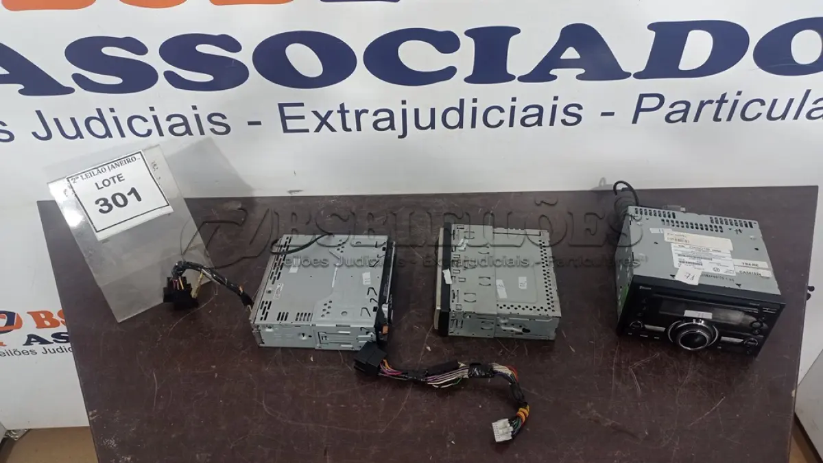 LOTE 301 - 03 APARELHOS DE SOM AUTOMOTIVO DE MARCAS E MODELOS DIVERSOS. (NO ESTADO) ATENÇÃO! FAZER A VISITAÇÃO ANTES DE ARREMATAR, NÃO SABEMOS SE FUNCIONA. LEILÃO NÃO TEM GARANTIA E NEM DEVOLUÇÃO, SUJEITO A POSSÍVEIS AVARIAS VISÍVEIS/OCULTAS E/OU AUSÊNCIA DE COMPONENTES.