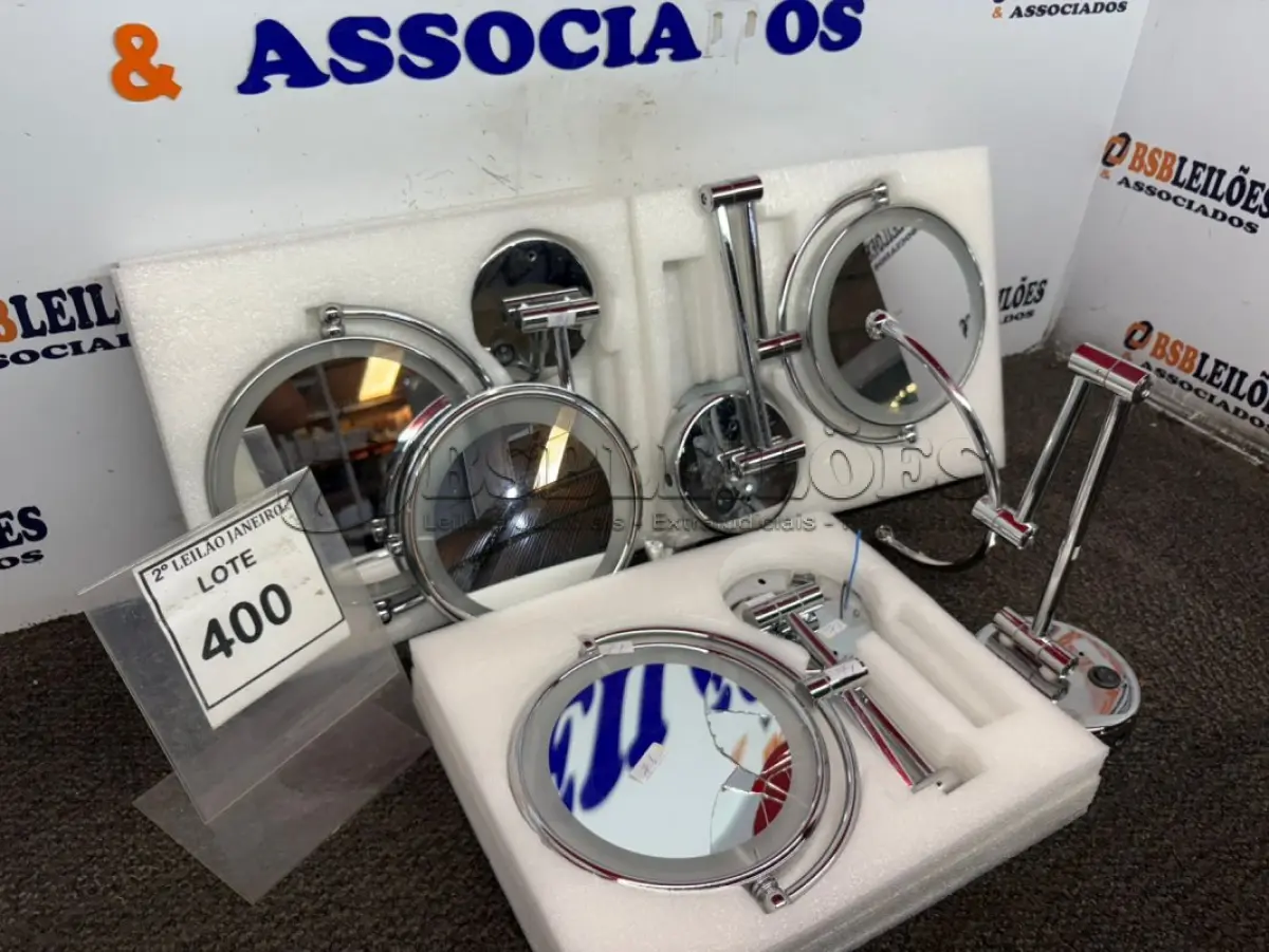 LOTE 400 - 03 ESPELHOS DE AUMENTO CROMADO COM LUZ LED. (NO ESTADO) ATENÇÃO! FAZER A VISITAÇÃO ANTES DE ARREMATAR, NÃO SABEMOS SE FUNCIONA. LEILÃO NÃO TEM GARANTIA E NEM DEVOLUÇÃO, SUJEITO A POSSÍVEIS AVARIAS VISÍVEIS/OCULTAS E/OU AUSÊNCIA DE COMPONENTES.