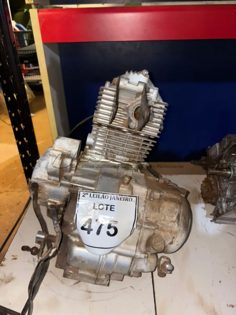 LOTE 475 - 01 MOTOR DE MOTO MARCA DAFRA C3L805444. (NO ESTADO) ATENÇÃO! FAZER A VISITAÇÃO ANTES DE ARREMATAR, NÃO SABEMOS SE FUNCIONA, LEILÃO NÃO TEM GARANTIA E NEM DEVOLUÇÃO, SUJEITO A POSSÍVEIS AVARIAS VISÍVEIS/OCULTAS E/OU AUSÊNCIA DE COMPONENTES.