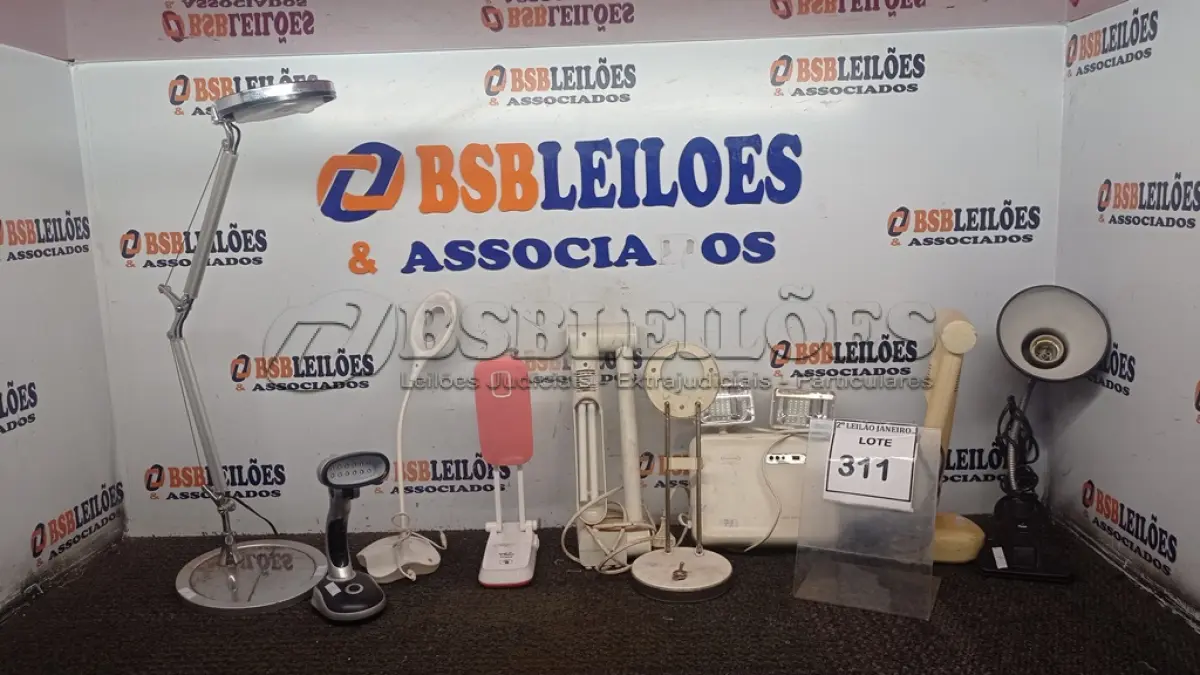 LOTE 311 - 08 LUMINÁRIAS DE MESA DE MARCAS E  MODELOS DIVERSOS. (NO ESTADO) ATENÇÃO! FAZER A VISITAÇÃO ANTES DE ARREMATAR, NÃO SABEMOS SE FUNCIONA. LEILÃO NÃO TEM GARANTIA E NEM DEVOLUÇÃO, SUJEITO A POSSÍVEIS AVARIAS VISÍVEIS/OCULTAS E/OU AUSÊNCIA DE COMPONENTES.