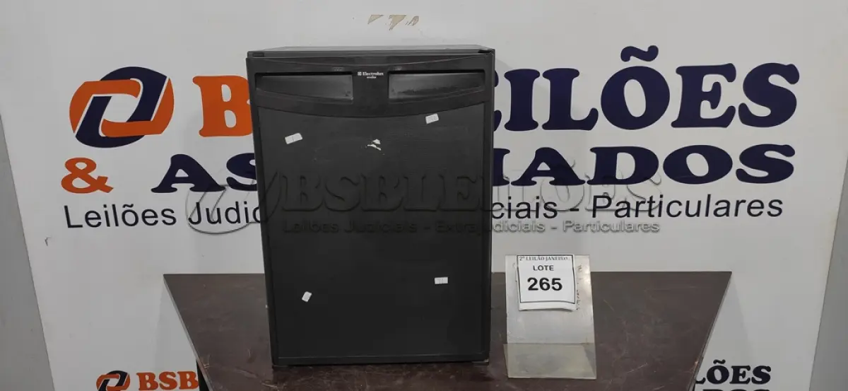 LOTE 265 - 01 MINIBAR MARCA ELECTROLUX. (NO ESTADO) ATENÇÃO! FAZER A VISITAÇÃO ANTES DE ARREMATAR, NÃO SABEMOS SE FUNCIONA. LEILÃO NÃO TEM GARANTIA E NEM DEVOLUÇÃO, SUJEITO A POSSÍVEIS AVARIAS VISÍVEIS/OCULTAS E/OU AUSÊNCIA DE COMPONENTES.