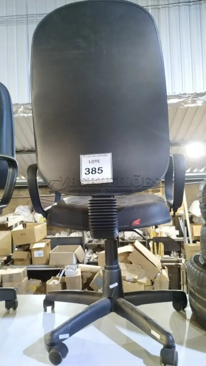 LOTE 385 - 01 CADEIRA EXECUTIVA GIRATÓRIA NA COR PRETA. (NO ESTADO) ATENÇÃO! FAZER A VISITAÇÃO ANTES DE ARREMATAR, NÃO SABEMOS SE FUNCIONA. LEILÃO NÃO TEM GARANTIA E NEM DEVOLUÇÃO, SUJEITO A POSSÍVEIS AVARIAS VISÍVEIS/OCULTAS E/OU AUSÊNCIA DE COMPONENTES.