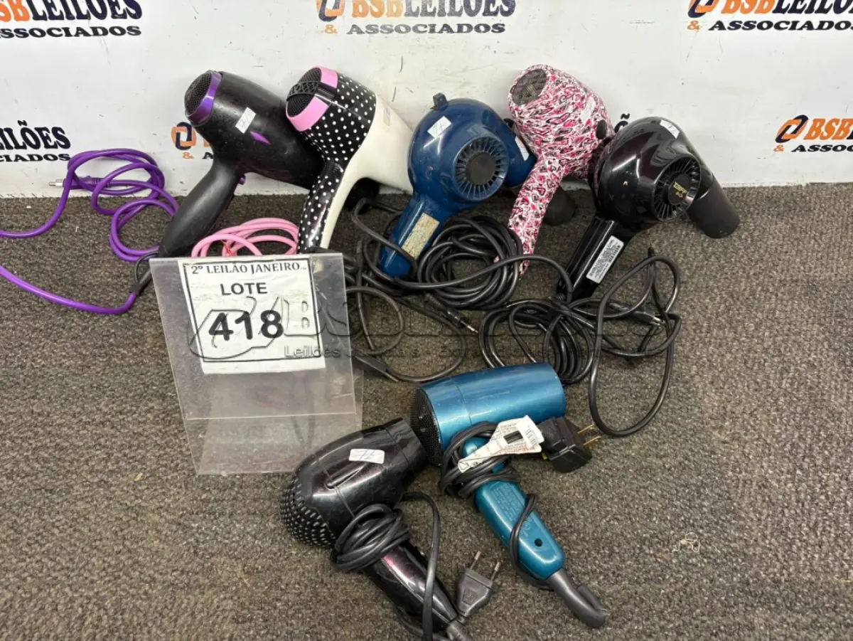 LOTE 418 - 07 SECADORES DE CABELO DE MARCAS E MODELOS DIVERSOS. (NO ESTADO) ATENÇÃO! FAZER A VISITAÇÃO ANTES DE ARREMATAR, NÃO SABEMOS SE FUNCIONA. LEILÃO NÃO TEM GARANTIA E NEM DEVOLUÇÃO, SUJEITO A POSSÍVEIS AVARIAS VISÍVEIS/OCULTAS E/OU AUSÊNCIA DE COMPONENTES.