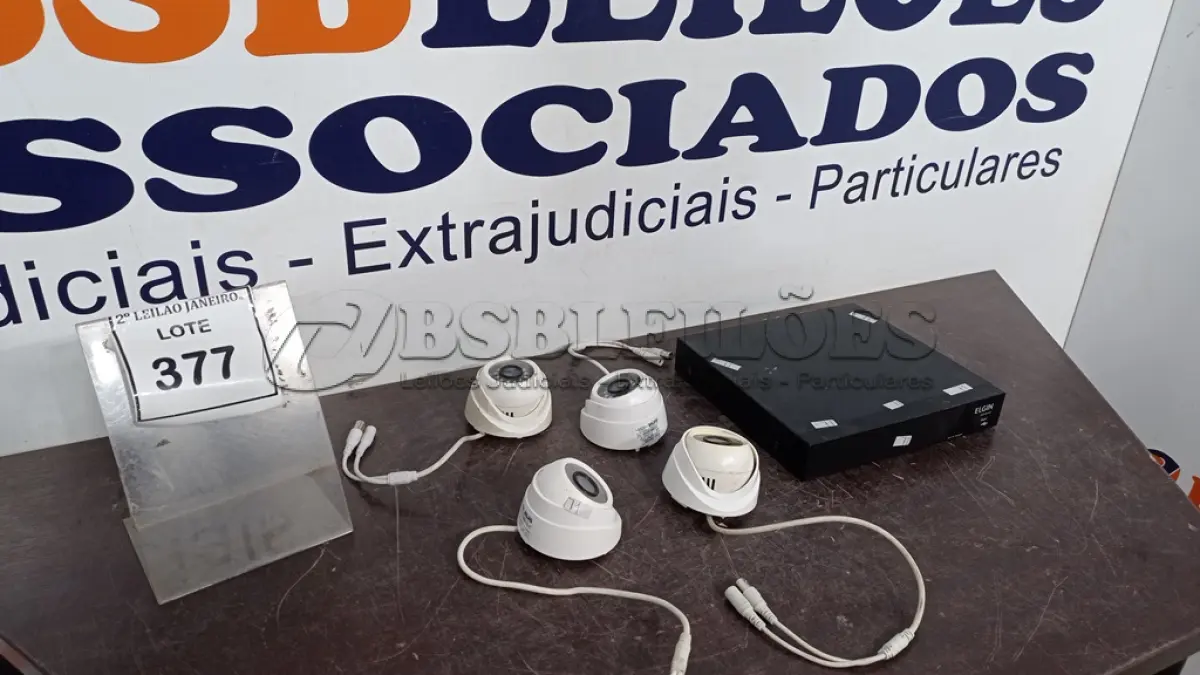 LOTE 377 - 01 DVR E 04 CÂMERAS DE MONITORAMENTO. (NO ESTADO) ATENÇÃO! FAZER A VISITAÇÃO ANTES DE ARREMATAR, NÃO SABEMOS SE FUNCIONA. LEILÃO NÃO TEM GARANTIA E NEM DEVOLUÇÃO, SUJEITO A POSSÍVEIS AVARIAS VISÍVEIS/OCULTAS E/OU AUSÊNCIA DE COMPONENTES.