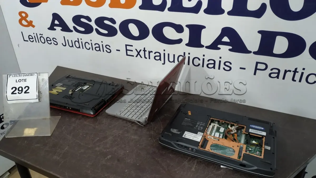 LOTE 292 - 03 NOTEBOOKS DE MARCAS E MODELOS DIVERSOS. (NO ESTADO) ATENÇÃO! FAZER A VISITAÇÃO ANTES DE ARREMATAR, NÃO SABEMOS SE FUNCIONA. LEILÃO NÃO TEM GARANTIA E NEM DEVOLUÇÃO, SUJEITO A POSSÍVEIS AVARIAS VISÍVEIS/OCULTAS E/OU AUSÊNCIA DE COMPONENTES.