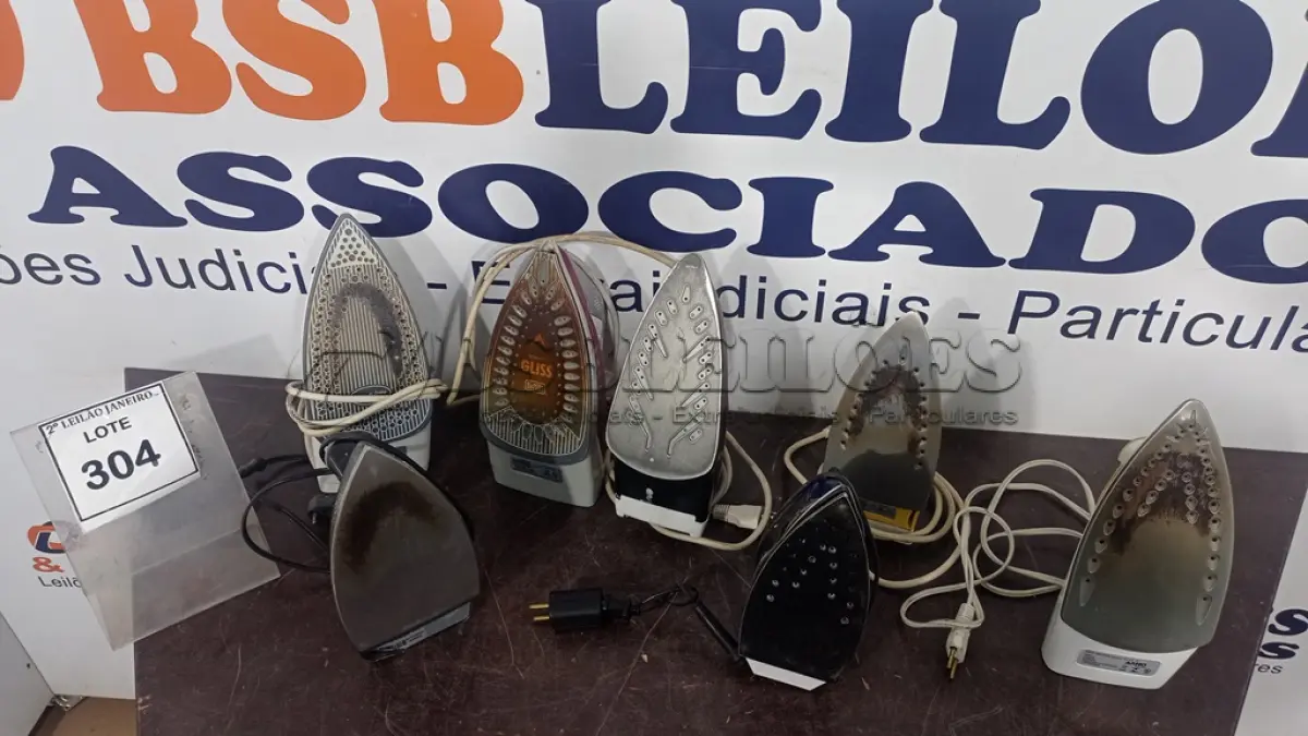 LOTE 304 - 07 FERROS DE PASSAR DE MARCAS E  MODELOS DIVERSOS. (NO ESTADO) ATENÇÃO! FAZER A VISITAÇÃO ANTES DE ARREMATAR, NÃO SABEMOS SE FUNCIONA. LEILÃO NÃO TEM GARANTIA E NEM DEVOLUÇÃO, SUJEITO A POSSÍVEIS AVARIAS VISÍVEIS/OCULTAS E/OU AUSÊNCIA DE COMPONENTES.