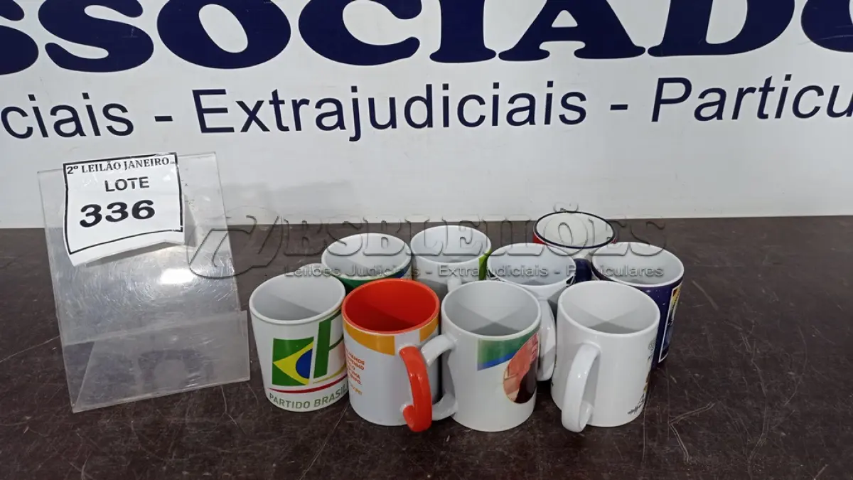 LOTE 336 - 09 CANECAS DECORATIVAS. (NO ESTADO) ATENÇÃO! FAZER A VISITAÇÃO ANTES DE ARREMATAR, NÃO SABEMOS SE FUNCIONA. LEILÃO NÃO TEM GARANTIA E NEM DEVOLUÇÃO, SUJEITO A POSSÍVEIS AVARIAS VISÍVEIS/OCULTAS E/OU AUSÊNCIA DE COMPONENTES.