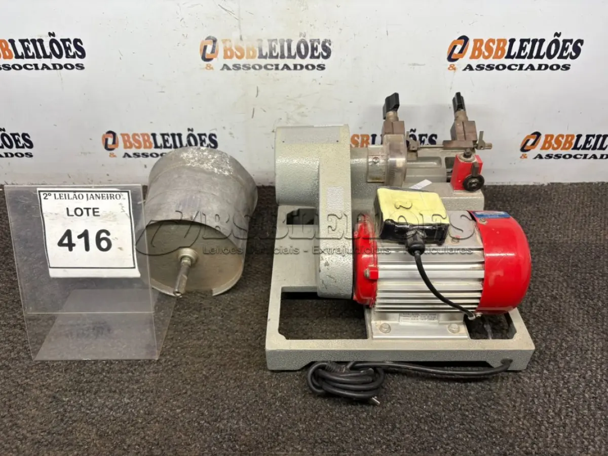 LOTE 416 - 01 MÁQUINA COPIADORA DE CHAVES E 01 BASE DE LIQUIDIFICADOR INDUSTRIAL. (NO ESTADO) ATENÇÃO! FAZER A VISITAÇÃO ANTES DE ARREMATAR, NÃO SABEMOS SE FUNCIONA. LEILÃO NÃO TEM GARANTIA E NEM DEVOLUÇÃO, SUJEITO A POSSÍVEIS AVARIAS VISÍVEIS/OCULTAS E/OU AUSÊNCIA DE COMPONENTES.