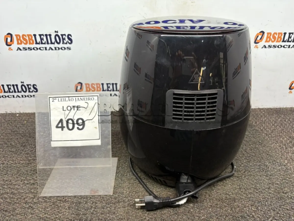 LOTE 409 - 01 AIR FRYER MARCA BLACK DECKER. (NO ESTADO) ATENÇÃO! FAZER A VISITAÇÃO ANTES DE ARREMATAR, NÃO SABEMOS SE FUNCIONA. LEILÃO NÃO TEM GARANTIA E NEM DEVOLUÇÃO, SUJEITO A POSSÍVEIS AVARIAS VISÍVEIS/OCULTAS E/OU AUSÊNCIA DE COMPONENTES.