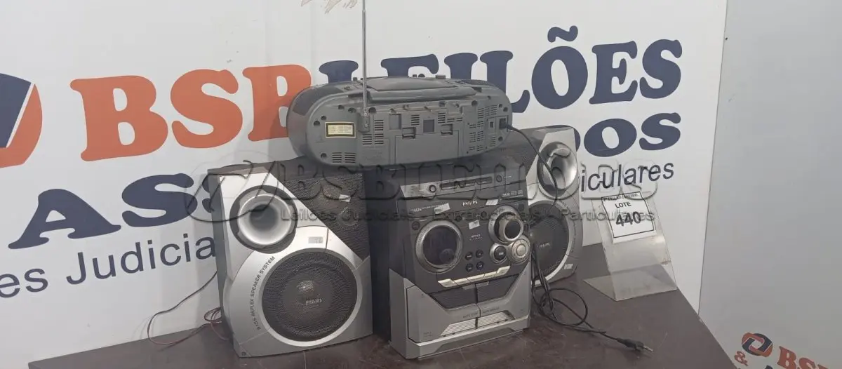 LOTE 440 - 01 MINI SYSTEM COM 02 CAIXAS MARCA PHILIPS E 01 MICRO SYSTEM MARCA AIWA. (NO ESTADO) ATENÇÃO! FAZER A VISITAÇÃO ANTES DE ARREMATAR, NÃO SABEMOS SE FUNCIONA, LEILÃO NÃO TEM GARANTIA E NEM DEVOLUÇÃO, SUJEITO A POSSÍVEIS AVARIAS VISÍVEIS/OCULTAS E/OU AUSÊNCIA DE COMPONENTES.
