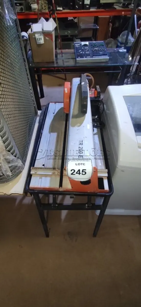 LOTE 245 - 01 CORTADOR DE AZULEJOS/PORCELANATO 900W 220V MODELO TR 200 E MARCA CLIPPER. (NO ESTADO) ATENÇÃO! FAZER A VISITAÇÃO ANTES DE ARREMATAR, NÃO SABEMOS SE FUNCIONA. LEILÃO NÃO TEM GARANTIA E NEM DEVOLUÇÃO, SUJEITO A POSSÍVEIS AVARIAS VISÍVEIS/OCULTAS E/OU AUSÊNCIA DE COMPONENTES.