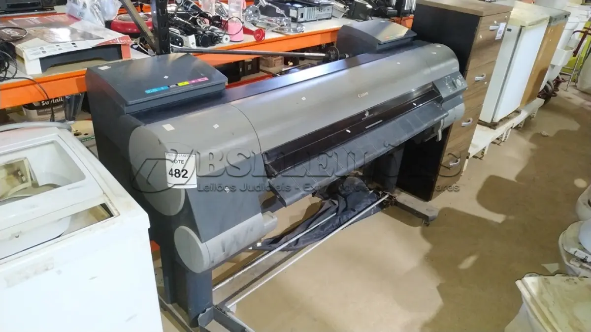 LOTE 482 - 01 PLOTTER MARCA CANON MODELO IPF 8400. (NO ESTADO) ATENÇÃO! FAZER A VISITAÇÃO ANTES DE ARREMATAR, NÃO SABEMOS SE FUNCIONA, LEILÃO NÃO TEM GARANTIA E NEM DEVOLUÇÃO, SUJEITO A POSSÍVEIS AVARIAS VISÍVEIS/OCULTAS E/OU AUSÊNCIA DE COMPONENTES.