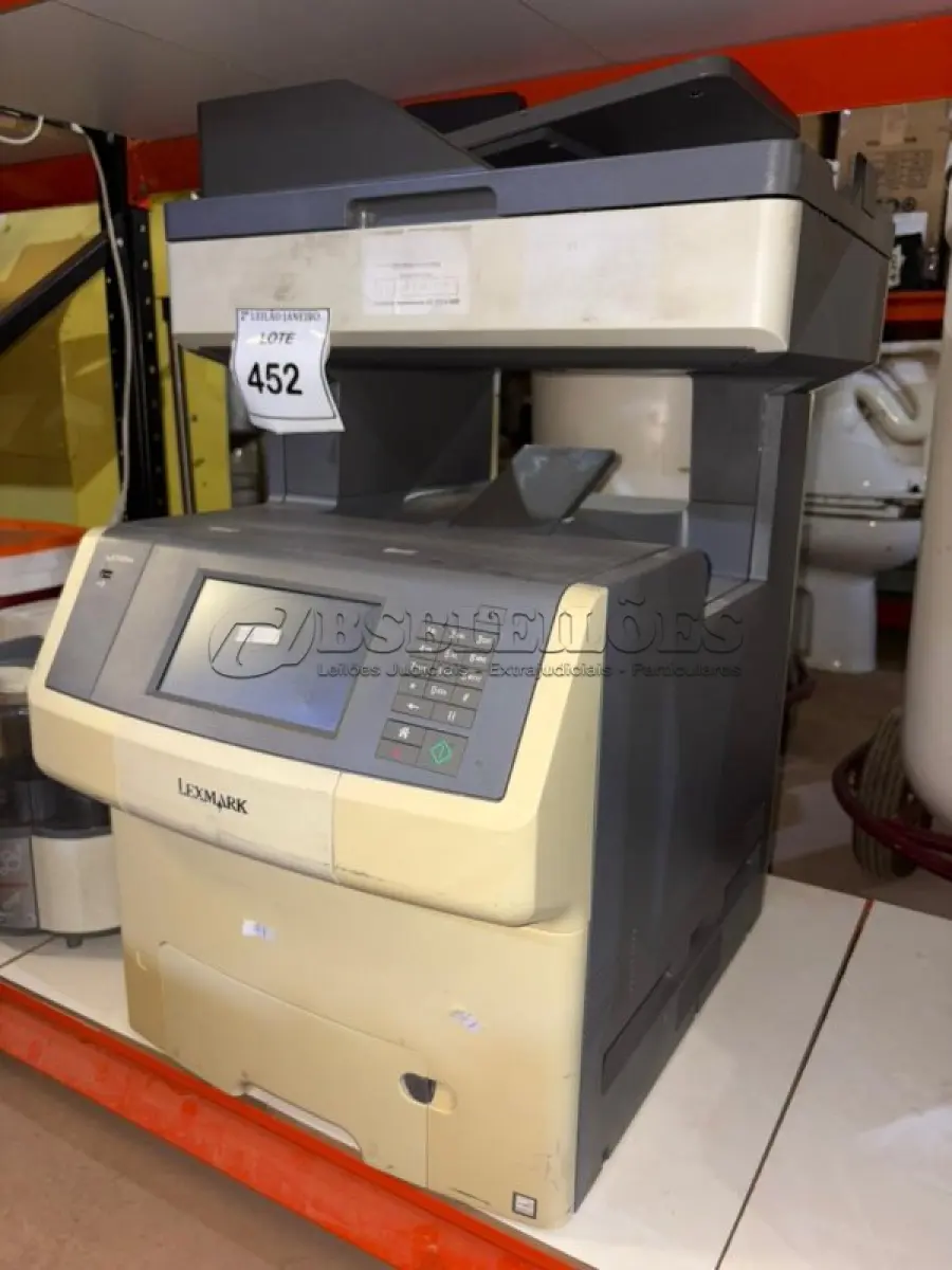 LOTE 452 - 01 IMPRESSORA MULTIFUNCIONAL MODELO X748DE MARCA LEXMARK. (NO ESTADO) ATENÇÃO! FAZER A VISITAÇÃO ANTES DE ARREMATAR, NÃO SABEMOS SE FUNCIONA, LEILÃO NÃO TEM GARANTIA E NEM DEVOLUÇÃO, SUJEITO A POSSÍVEIS AVARIAS VISÍVEIS/OCULTAS E/OU AUSÊNCIA DE COMPONENTES.