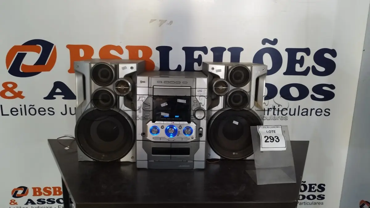 LOTE 293 - 01 MINI SYSTEM COM 02 CAIXAS MARCA LG. (NO ESTADO) ATENÇÃO! FAZER A VISITAÇÃO ANTES DE ARREMATAR, NÃO SABEMOS SE FUNCIONA. LEILÃO NÃO TEM GARANTIA E NEM DEVOLUÇÃO, SUJEITO A POSSÍVEIS AVARIAS VISÍVEIS/OCULTAS E/OU AUSÊNCIA DE COMPONENTES.