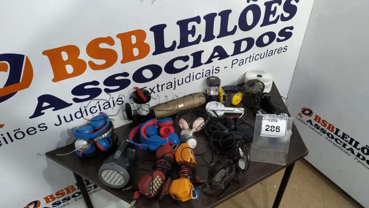 LOTE 286 - 02 TELEFONES PARA TESTE DE LINHA, VÁRIOS HEADPHONES,LAMPIÕES LANTERNAS E VENTILADORES DE MÃO. (NO ESTADO) ATENÇÃO! FAZER A VISITAÇÃO ANTES DE ARREMATAR, NÃO SABEMOS SE FUNCIONA. LEILÃO NÃO TEM GARANTIA E NEM DEVOLUÇÃO, SUJEITO A POSSÍVEIS AVARIAS VISÍVEIS/OCULTAS E/OU AUSÊNCIA DE COMPONENTES.