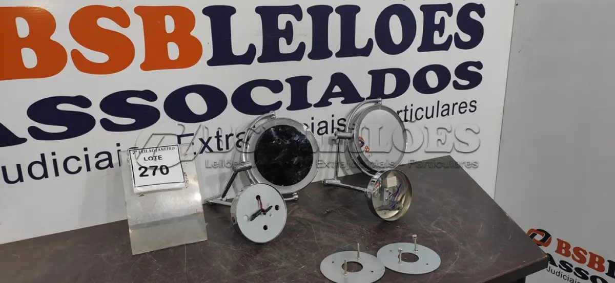LOTE 270 - 02 ESPELHOS DE AUMENTO CROMADO COM LUZ LED. (NO ESTADO) ATENÇÃO! FAZER A VISITAÇÃO ANTES DE ARREMATAR, NÃO SABEMOS SE FUNCIONA. LEILÃO NÃO TEM GARANTIA E NEM DEVOLUÇÃO, SUJEITO A POSSÍVEIS AVARIAS VISÍVEIS/OCULTAS E/OU AUSÊNCIA DE COMPONENTES.