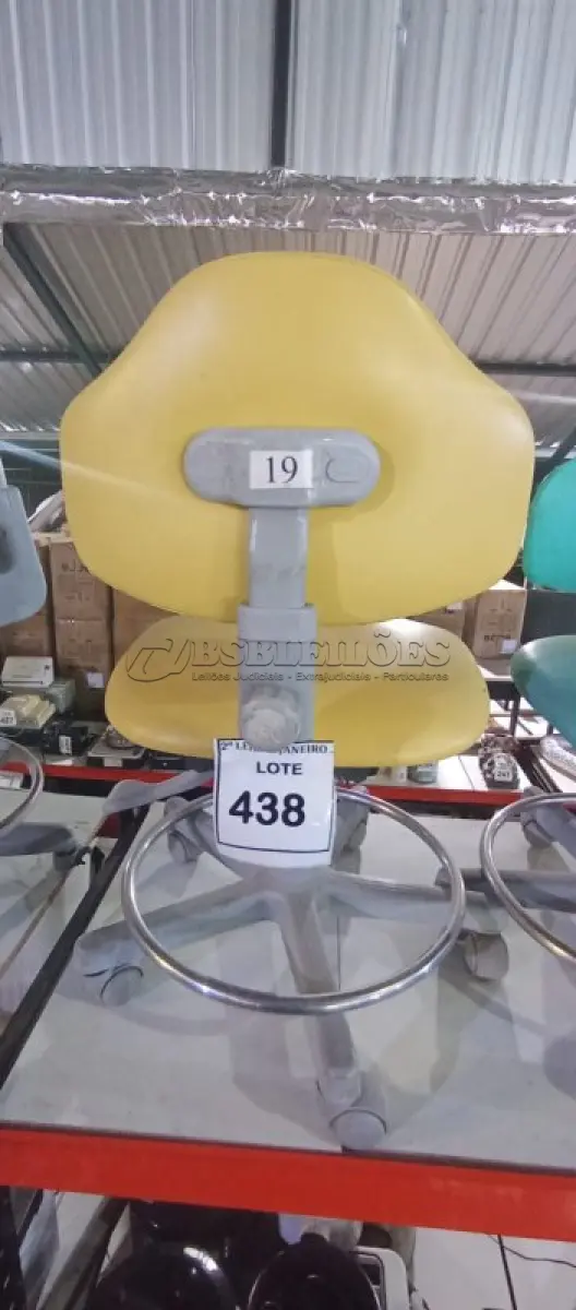 LOTE 438 - 01 CADEIRA MOCHO GIRATÓRIA. (NO ESTADO) ATENÇÃO! FAZER A VISITAÇÃO ANTES DE ARREMATAR, NÃO SABEMOS SE FUNCIONA, LEILÃO NÃO TEM GARANTIA E NEM DEVOLUÇÃO, SUJEITO A POSSÍVEIS AVARIAS VISÍVEIS/OCULTAS E/OU AUSÊNCIA DE COMPONENTES.