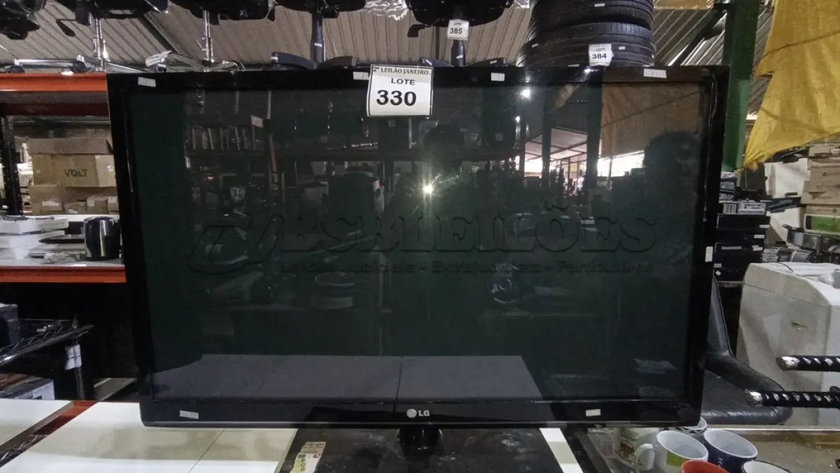 LOTE 330 - 01 TV LCD 42’’ MARCA LG. (NO ESTADO) ATENÇÃO! FAZER A VISITAÇÃO ANTES DE ARREMATAR, NÃO SABEMOS SE FUNCIONA. LEILÃO NÃO TEM GARANTIA E NEM DEVOLUÇÃO, SUJEITO A POSSÍVEIS AVARIAS VISÍVEIS/OCULTAS E/OU AUSÊNCIA DE COMPONENTES.