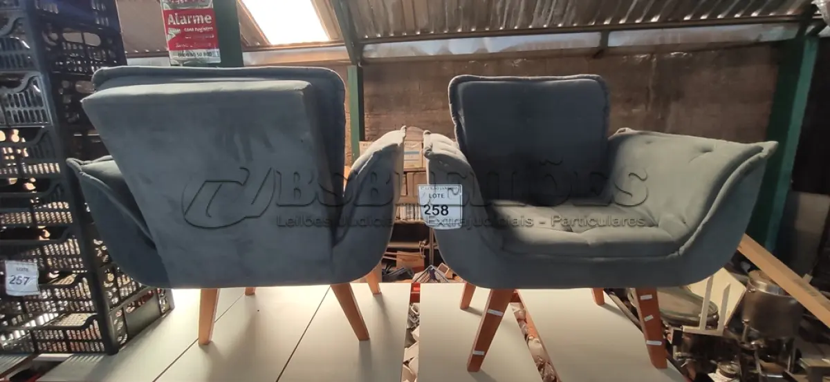 LOTE 258 - 02 POLTRONAS OPALA DECORATIVAS NA COR CINZA. (NO ESTADO) ATENÇÃO! FAZER A VISITAÇÃO ANTES DE ARREMATAR, NÃO SABEMOS SE FUNCIONA. LEILÃO NÃO TEM GARANTIA E NEM DEVOLUÇÃO, SUJEITO A POSSÍVEIS AVARIAS VISÍVEIS/OCULTAS E/OU AUSÊNCIA DE COMPONENTES.