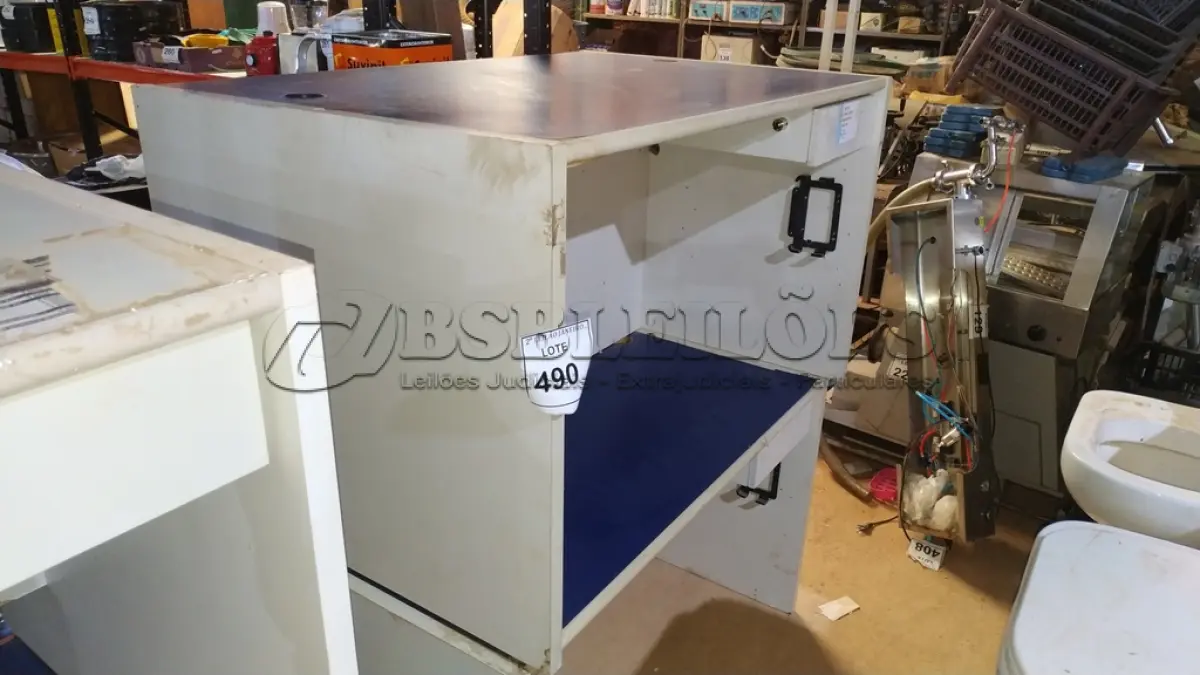 LOTE 490 - 02 MESAS DE ESCRITÓRIO COM 01 GAVETA CADA. (NO ESTADO) ATENÇÃO! FAZER A VISITAÇÃO ANTES DE ARREMATAR, NÃO SABEMOS SE FUNCIONA, LEILÃO NÃO TEM GARANTIA E NEM DEVOLUÇÃO, SUJEITO A POSSÍVEIS AVARIAS VISÍVEIS/OCULTAS E/OU AUSÊNCIA DE COMPONENTES.